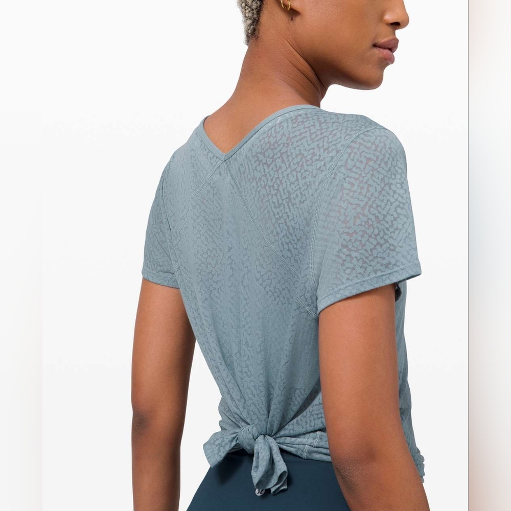 Lululemon Loop Around Tee In Blue Fog Size 12